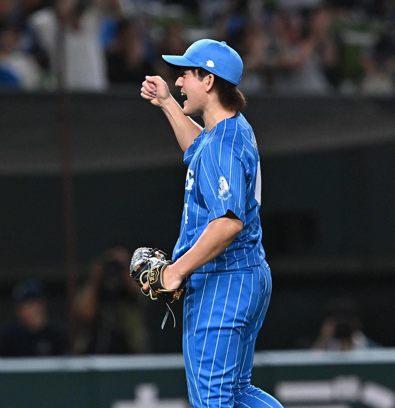 西武対ソフトバンク　完封勝利しガッツポーズする西武与座（撮影・滝沢徹郎）