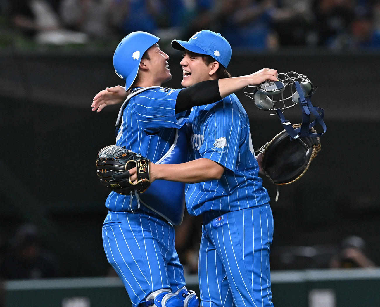 西武対ソフトバンク　完封勝利した西武与座（右）は捕手古賀と抱き合って喜ぶ（撮影・滝沢徹郎）