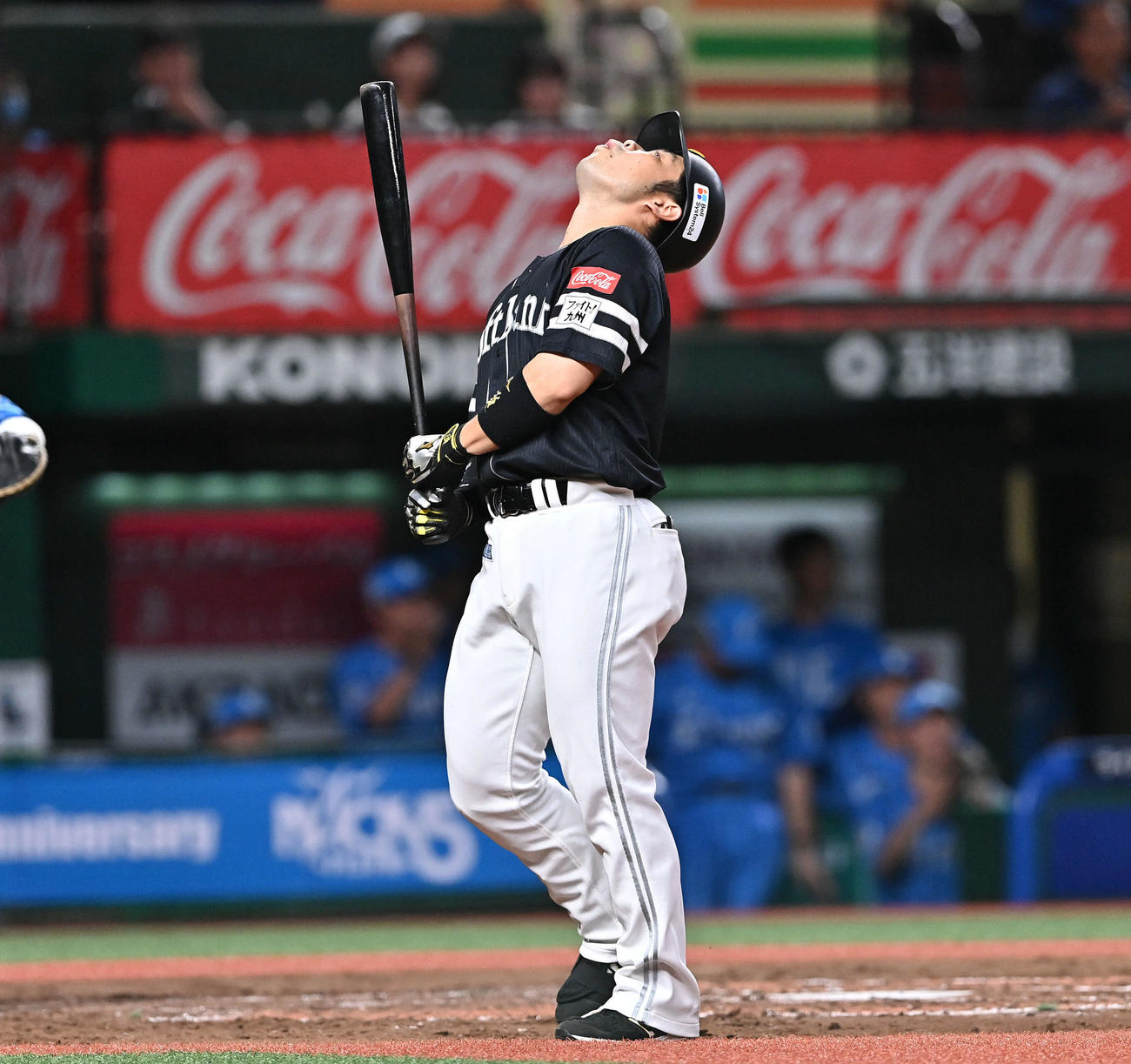 西武対ソフトバンク　5回表ソフトバンク無死、見逃し三振に倒れ天を仰ぐ近藤（撮影・滝沢徹郎）