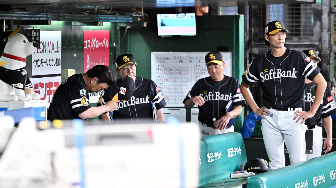 西武対ソフトバンク　試合に敗れ一礼しベンチ裏へ引き揚げるソフトバンク藤本監督（左）（撮影・滝沢徹郎）
