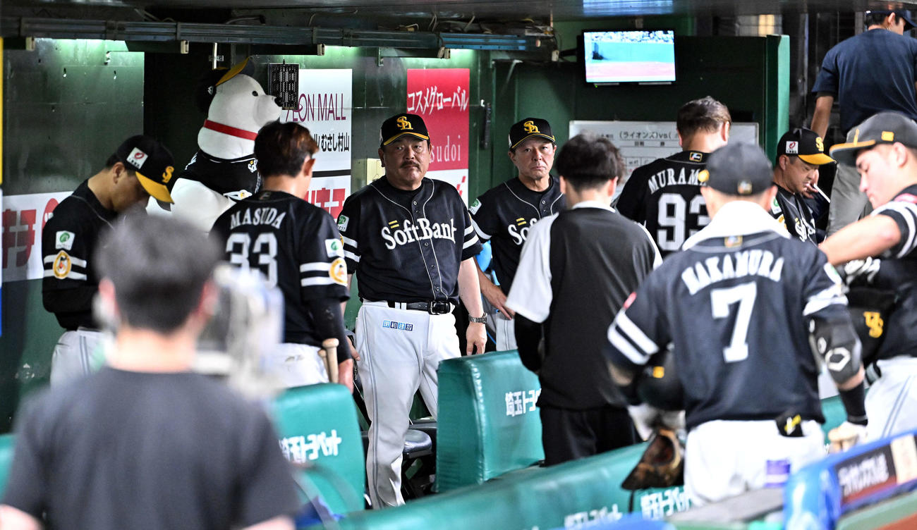 西武対ソフトバンク　試合に敗れ肩を落とすソフトバンク藤本監督（左から3人目）ら（撮影・滝沢徹郎）