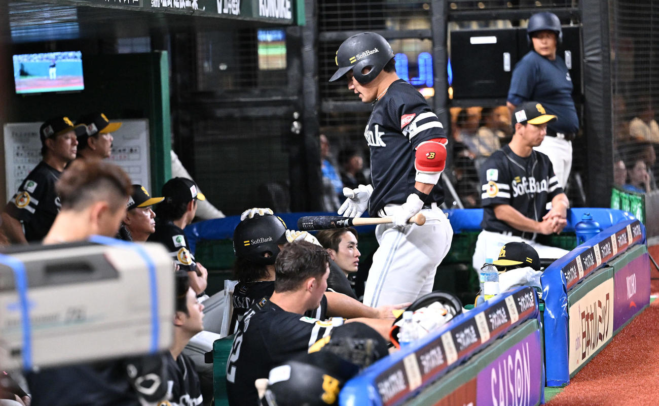 西武対ソフトバンク　9回表、ベンチで浮かない表情のソフトバンクの選手たち（撮影・滝沢徹郎）