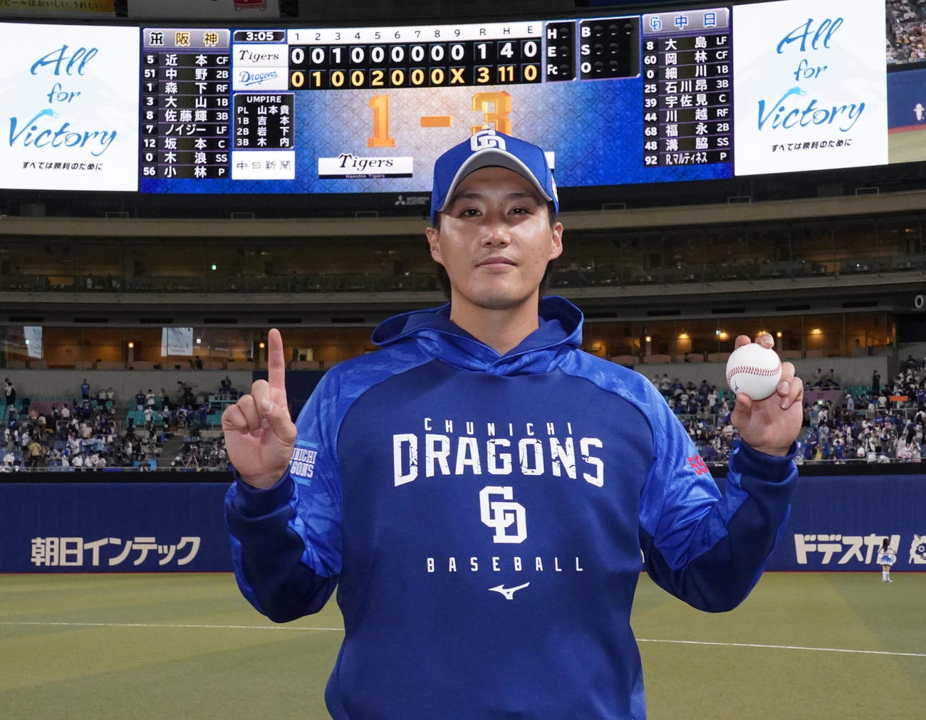 中日対阪神　ヒーローインタビューを終え移籍後初勝利となりポーズを決める斎藤（撮影・森本幸一）