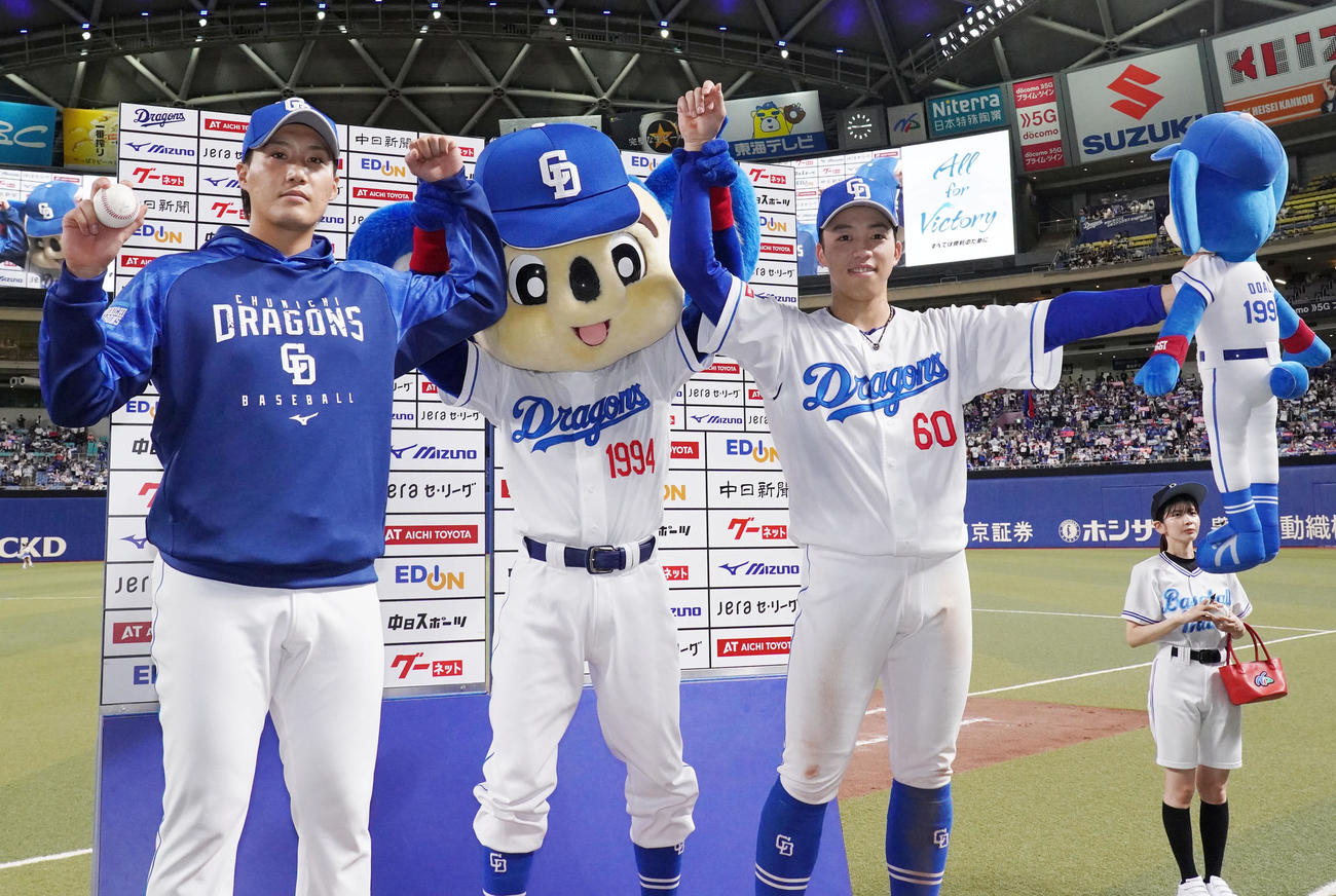 中日対阪神　ヒーローインタビューを終えドアラとポーズを決める斎藤（左）と岡林（右）（撮影・森本幸一）