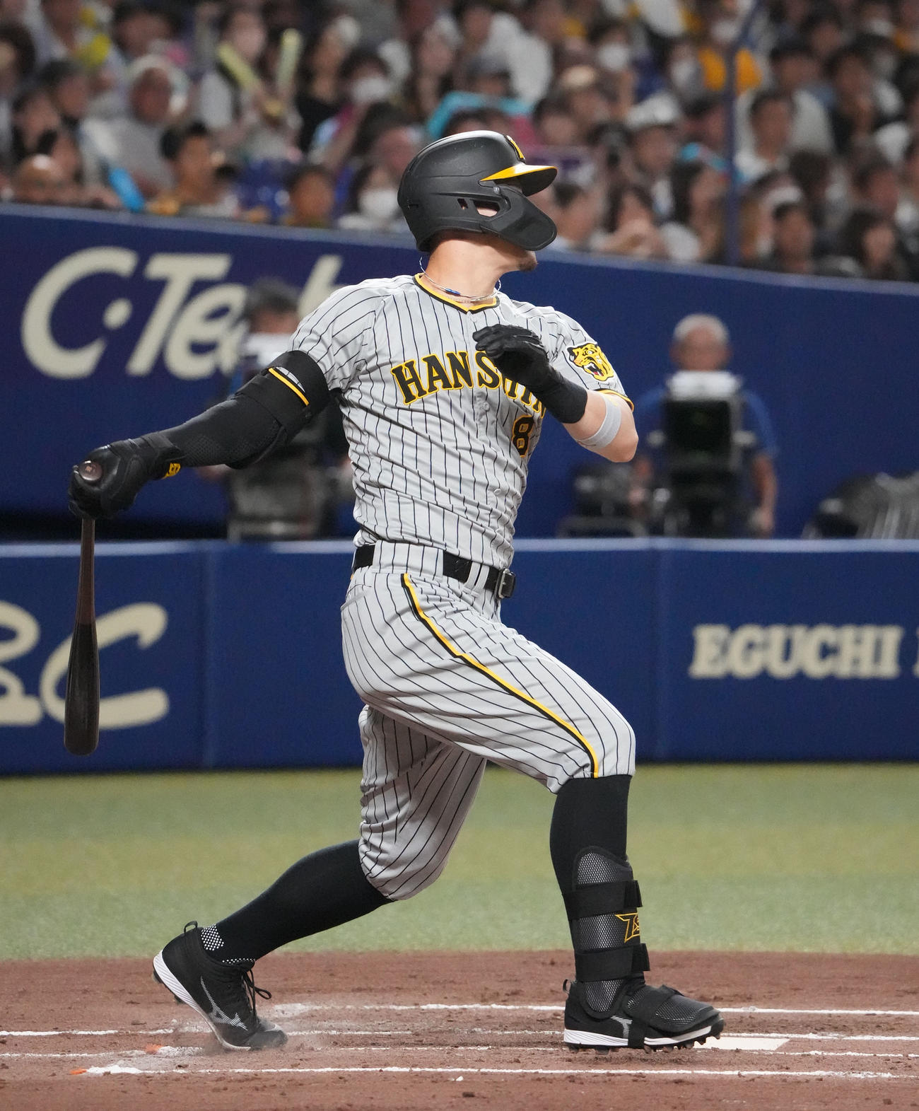 中日対阪神　2回表阪神1死、中前安打を放つ佐藤輝（撮影・森本幸一）