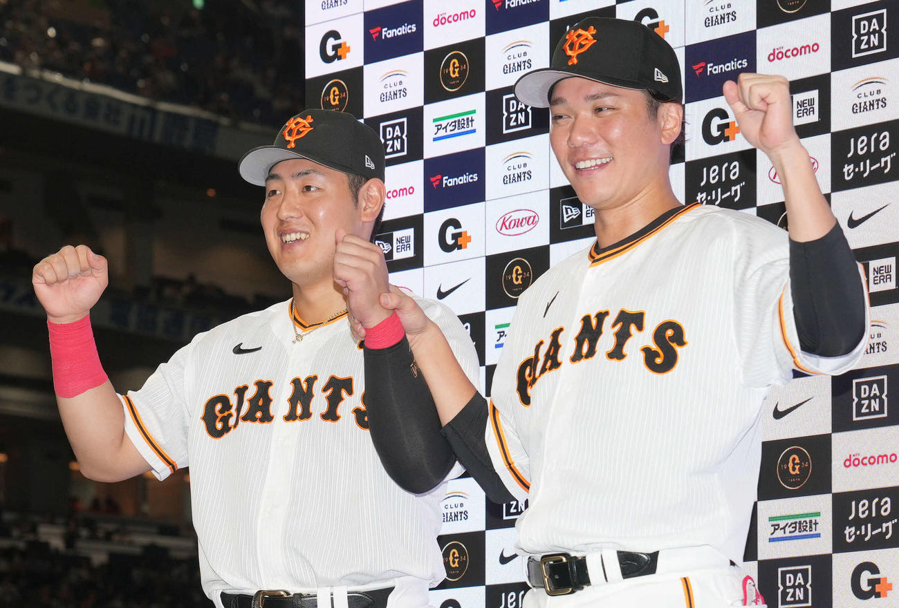巨人対ヤクルト　ヒーローインタビュー後、記念撮影をする岡本和（左）と坂本（撮影・狩俣裕三）
