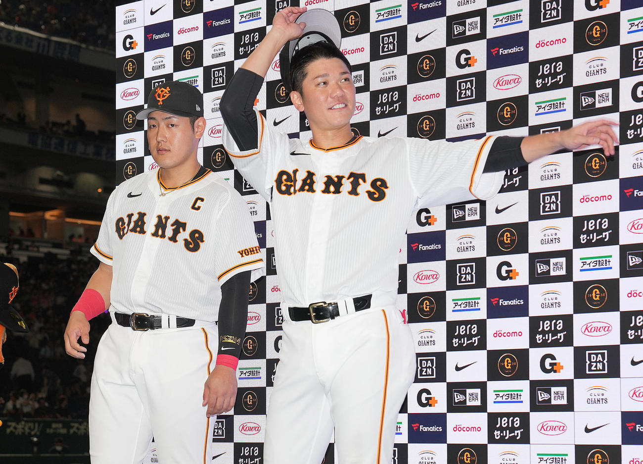 巨人対ヤクルト　ヒーローインタビュー後、笑顔を見せる岡本和（左）と坂本（撮影・狩俣裕三）