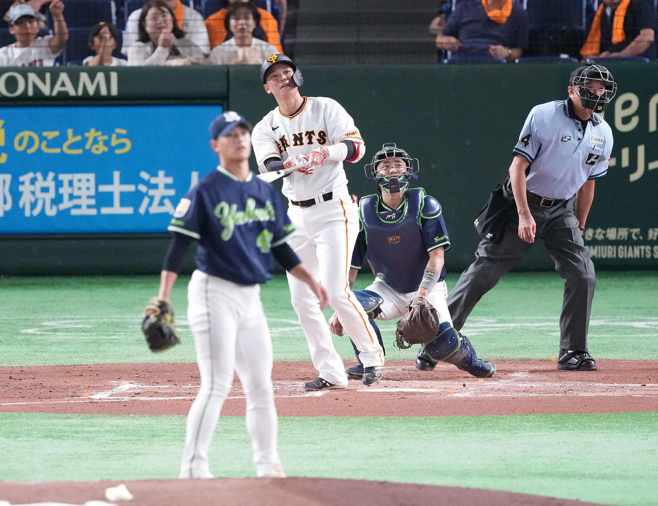 巨人対ヤクルト　1回裏巨人1死、左中間にソロ本塁打を放つ坂本。投手高橋（撮影・鈴木みどり）