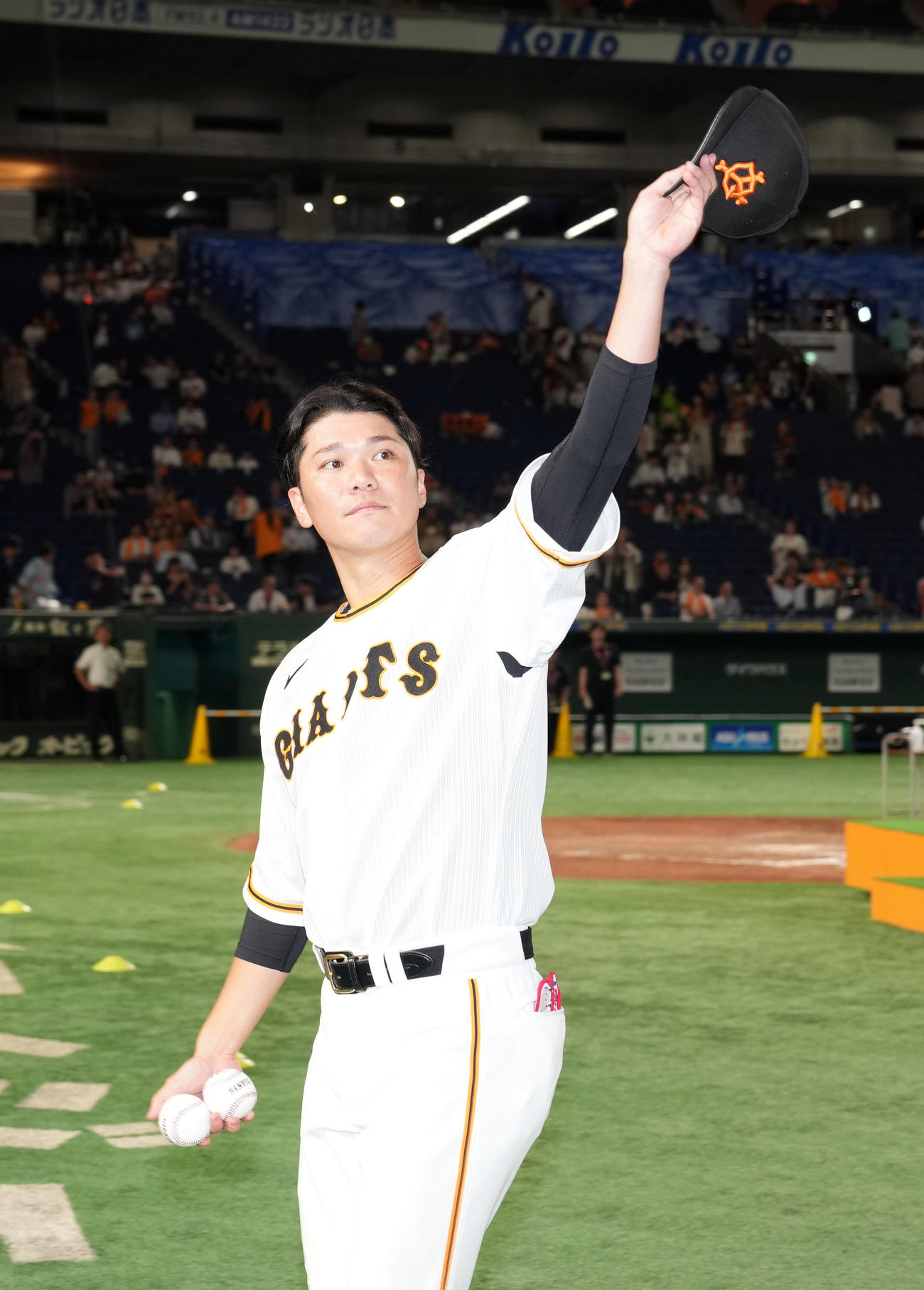 巨人対ヤクルト　ヒーローインタビュー後、ファンにあいさつする坂本（撮影・狩俣裕三）