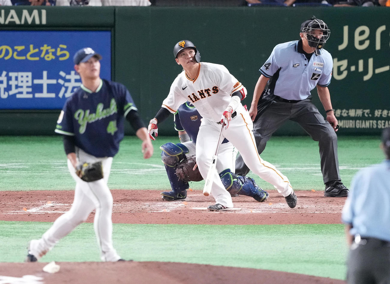 巨人対ヤクルト　2回裏巨人2死一塁、左越え2点本塁打を放つ坂本。投手高橋（撮影・鈴木みどり）