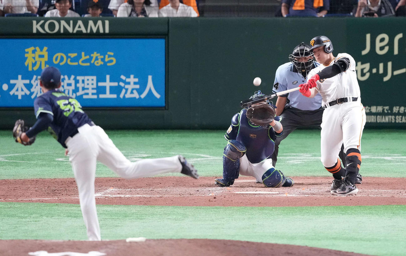 巨人対ヤクルト　5回裏巨人無死、左中間にソロ本塁打を放つ岡本和。投手尾仲（撮影・鈴木みどり）