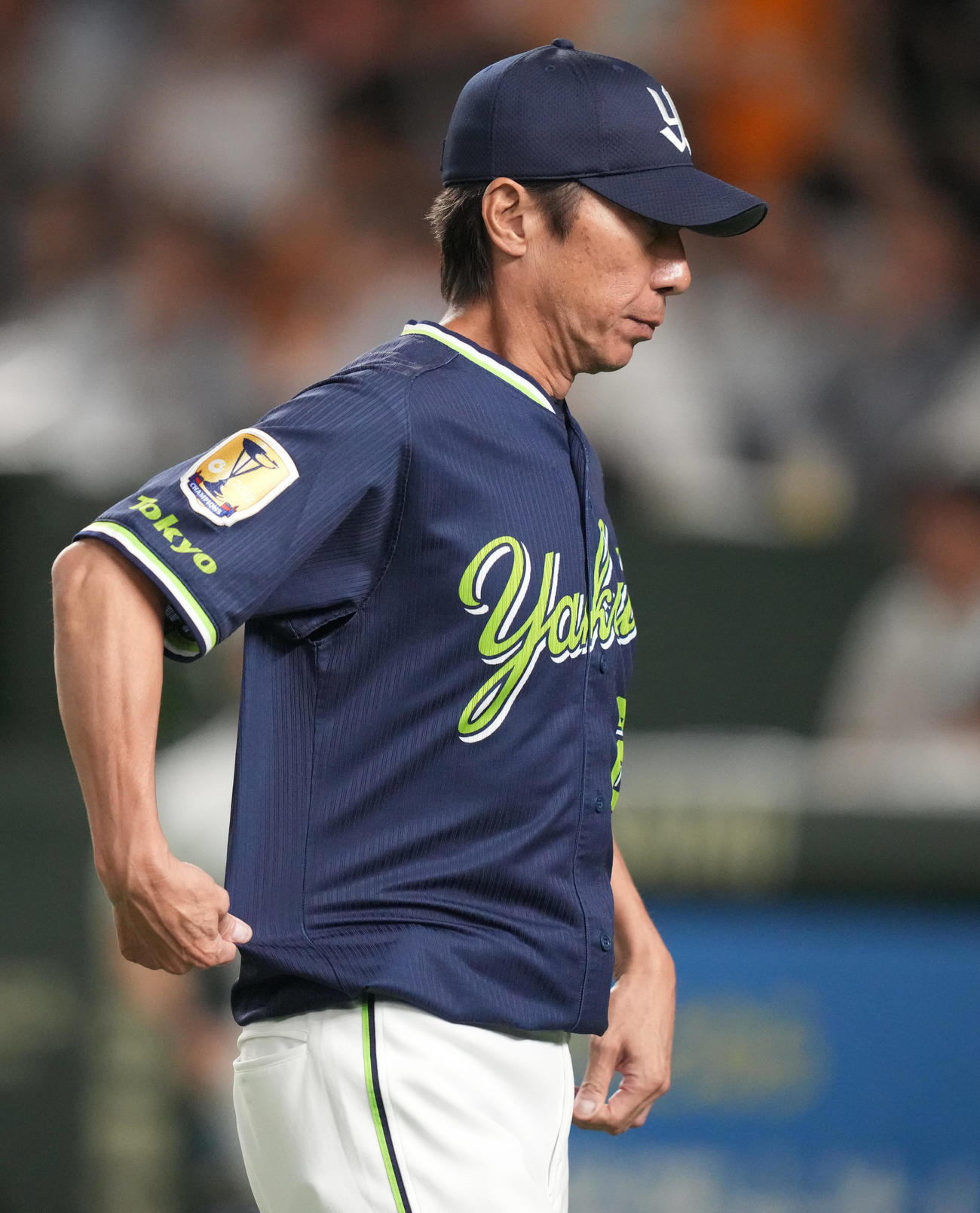 巨人対ヤクルト　5回表を終え、選手の交代を告げ、ベンチに戻る高津監督（撮影・狩俣裕三）