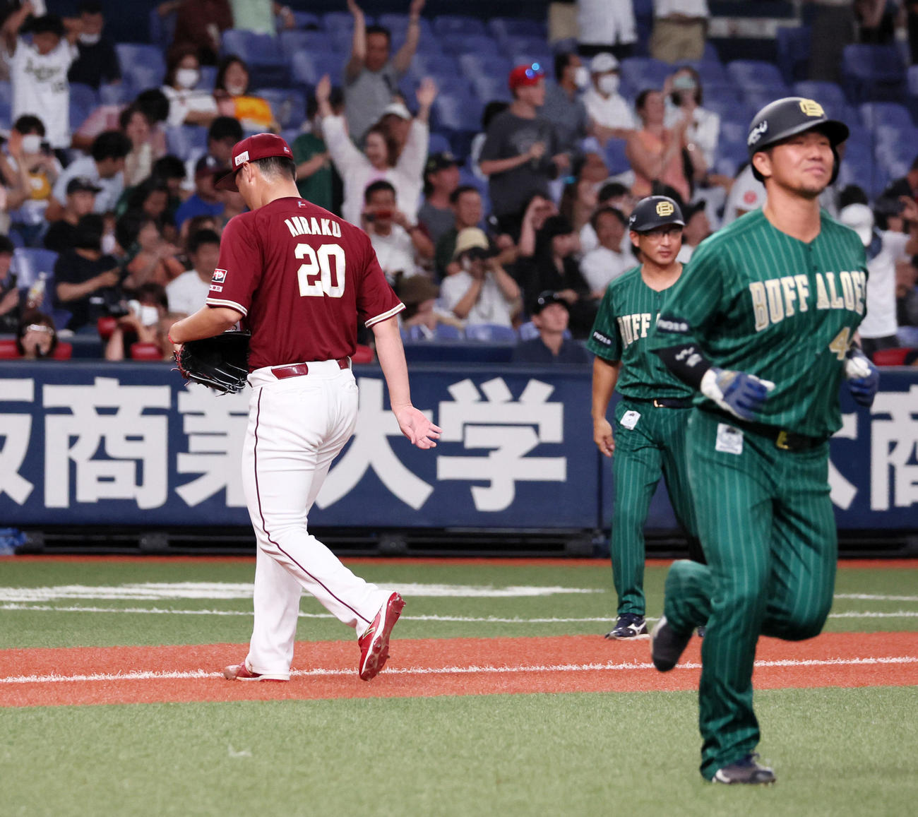 オリックス対楽天　9回裏オリックス2死満塁、安楽は茶野に中前適時打を打たれサヨナラ負け（撮影・加藤哉）