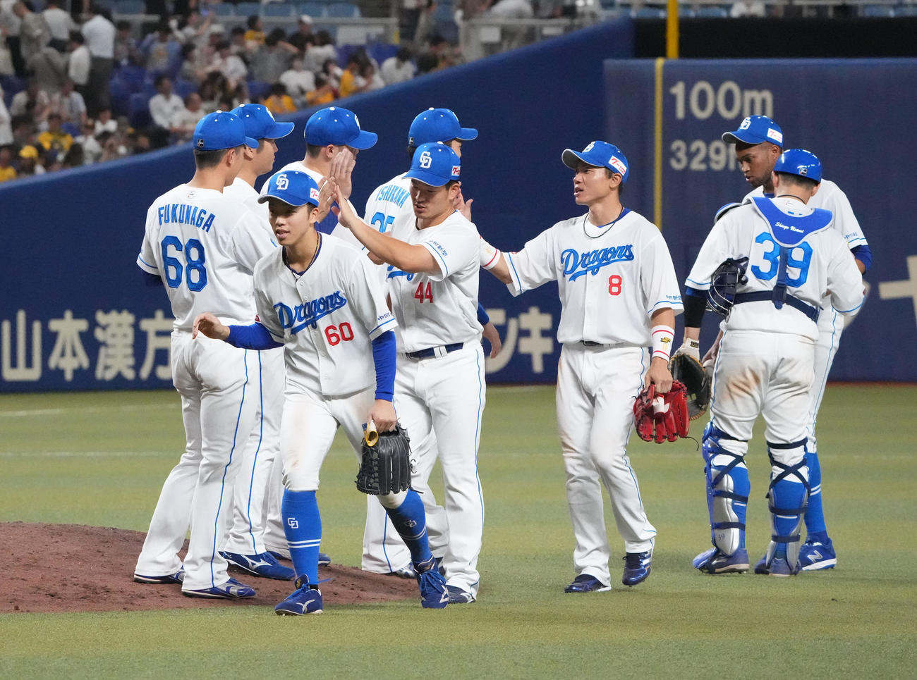 中日対阪神　試合終了、勝利に喜ぶ中日ナイン（撮影・森本幸一）