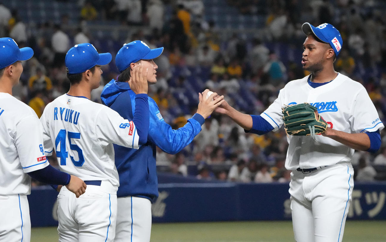 中日対阪神　試合終了、マルティネスから勝利球を受け取る斎藤（左から3人目）（撮影・森本幸一）