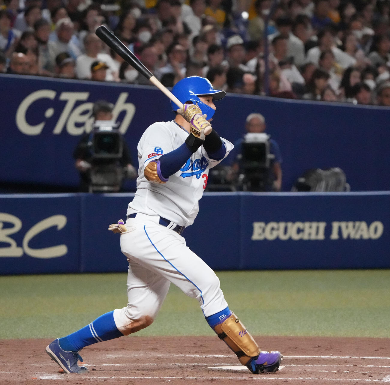中日対阪神　5回裏中日2死二塁、右前適時打を放つ宇佐見（撮影・森本幸一）