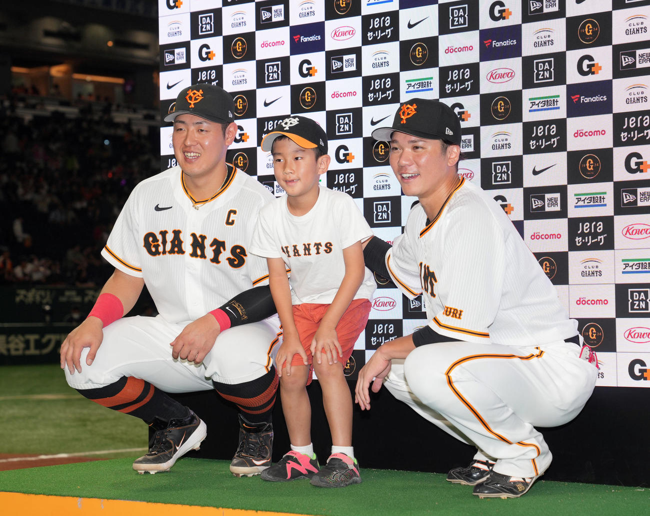 巨人対ヤクルト　ヒーローインタビュー後、子どもファンといっしょに記念撮影をする巨人岡本和（左）と坂本（撮影・狩俣裕三）