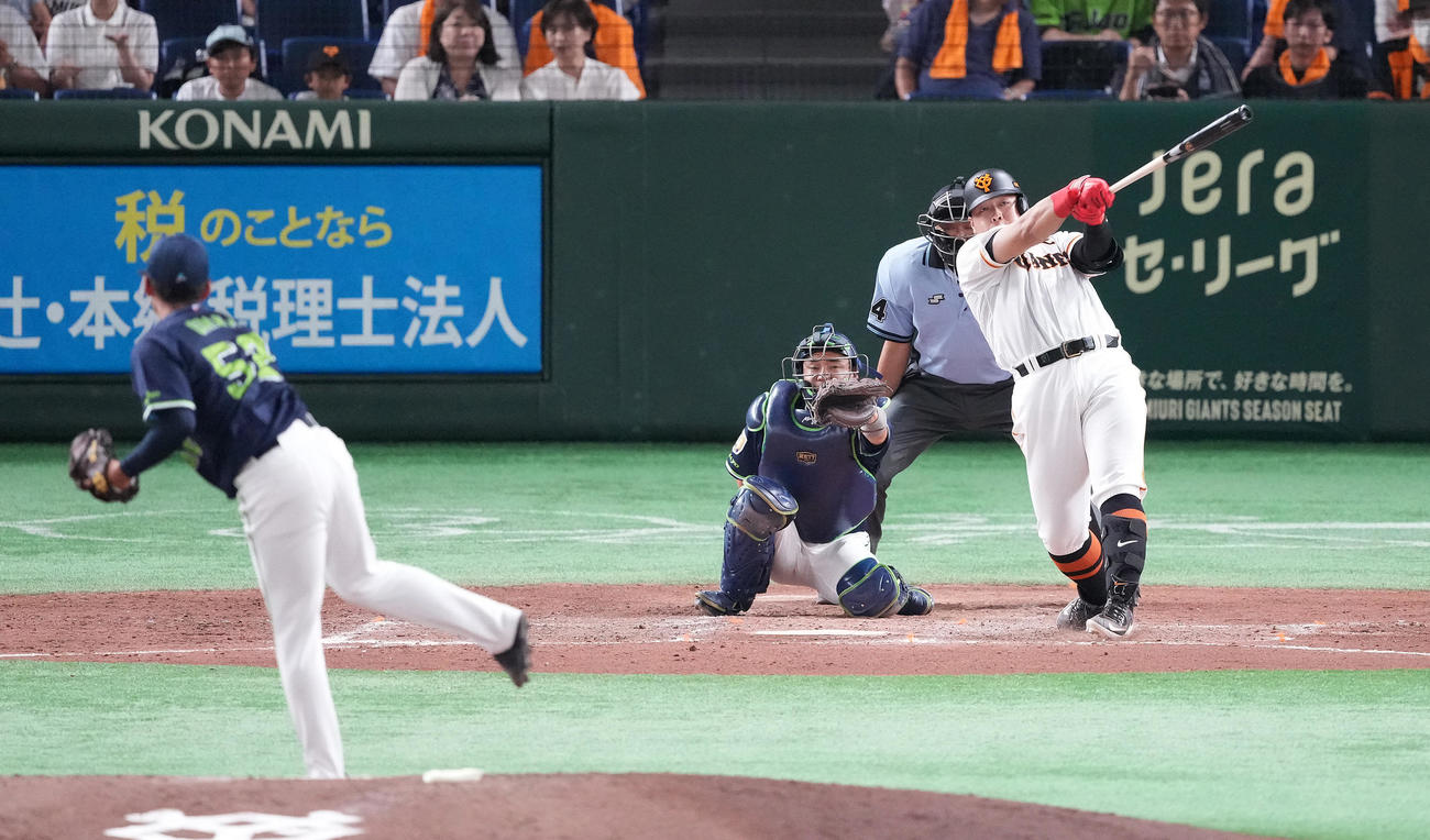 巨人対ヤクルト　5回裏巨人無死、左中間にソロ本塁打を放つ岡本和。投手尾仲（撮影・鈴木みどり）