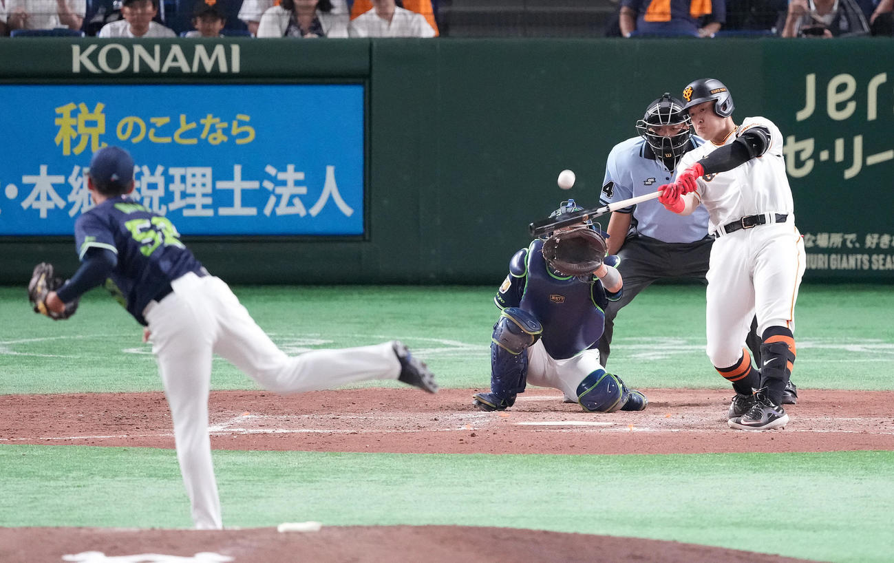 巨人対ヤクルト　5回裏巨人無死、左中間にソロ本塁打を放つ岡本和。投手尾仲（撮影・鈴木みどり）