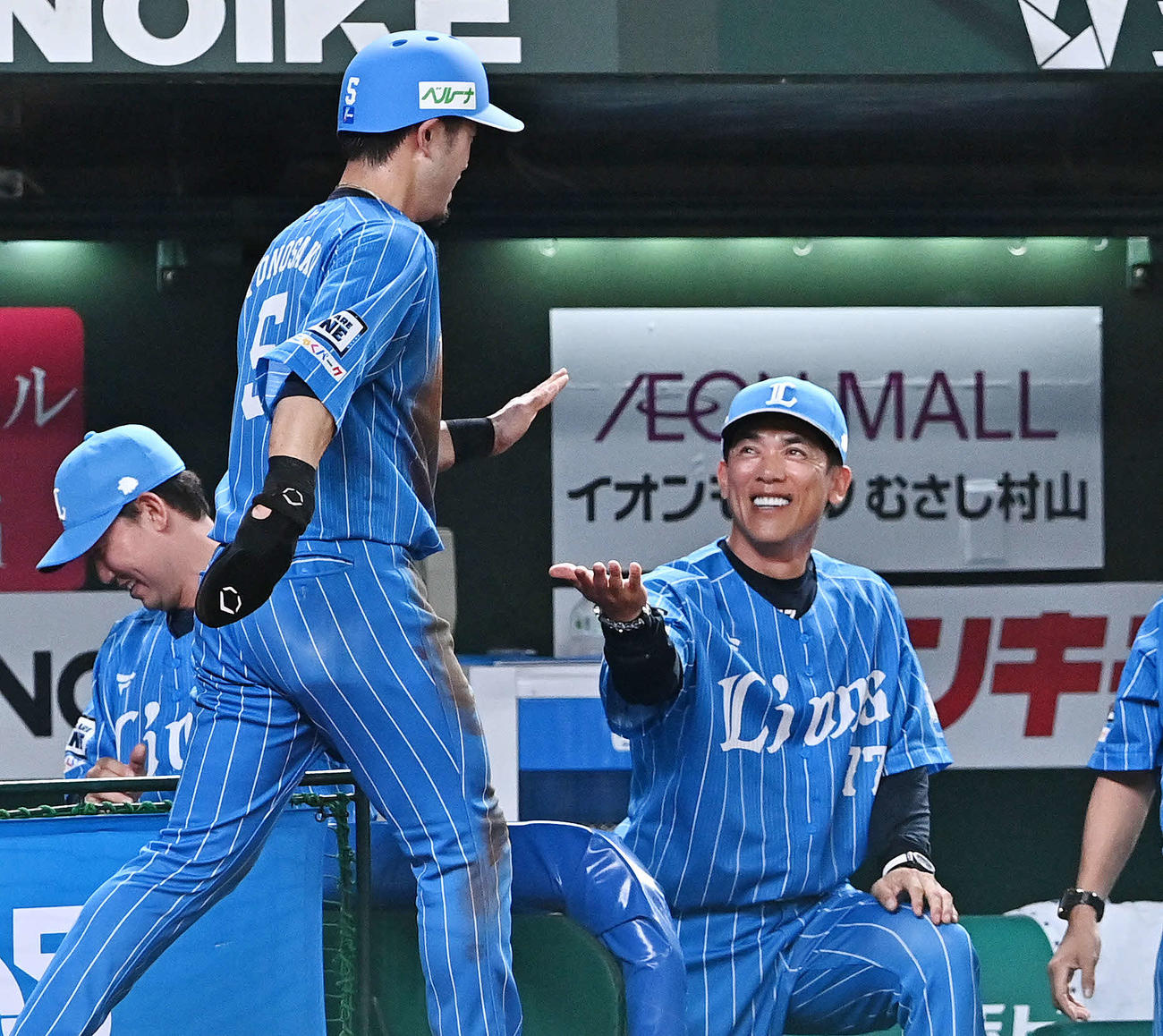 西武対ソフトバンク　4回裏西武2死一塁、松井監督（後方右）は呉の適時二塁打で生還した外崎を迎える（撮影・滝沢徹郎）