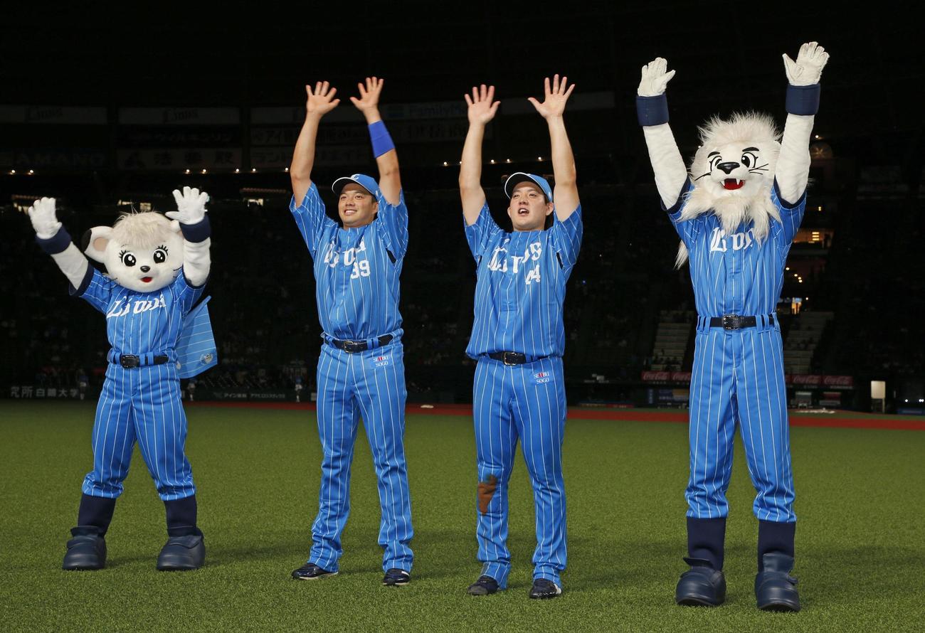 ソフトバンクに勝利し、ファンの声援に応える西武・呉念庭（左）と与座（共同）