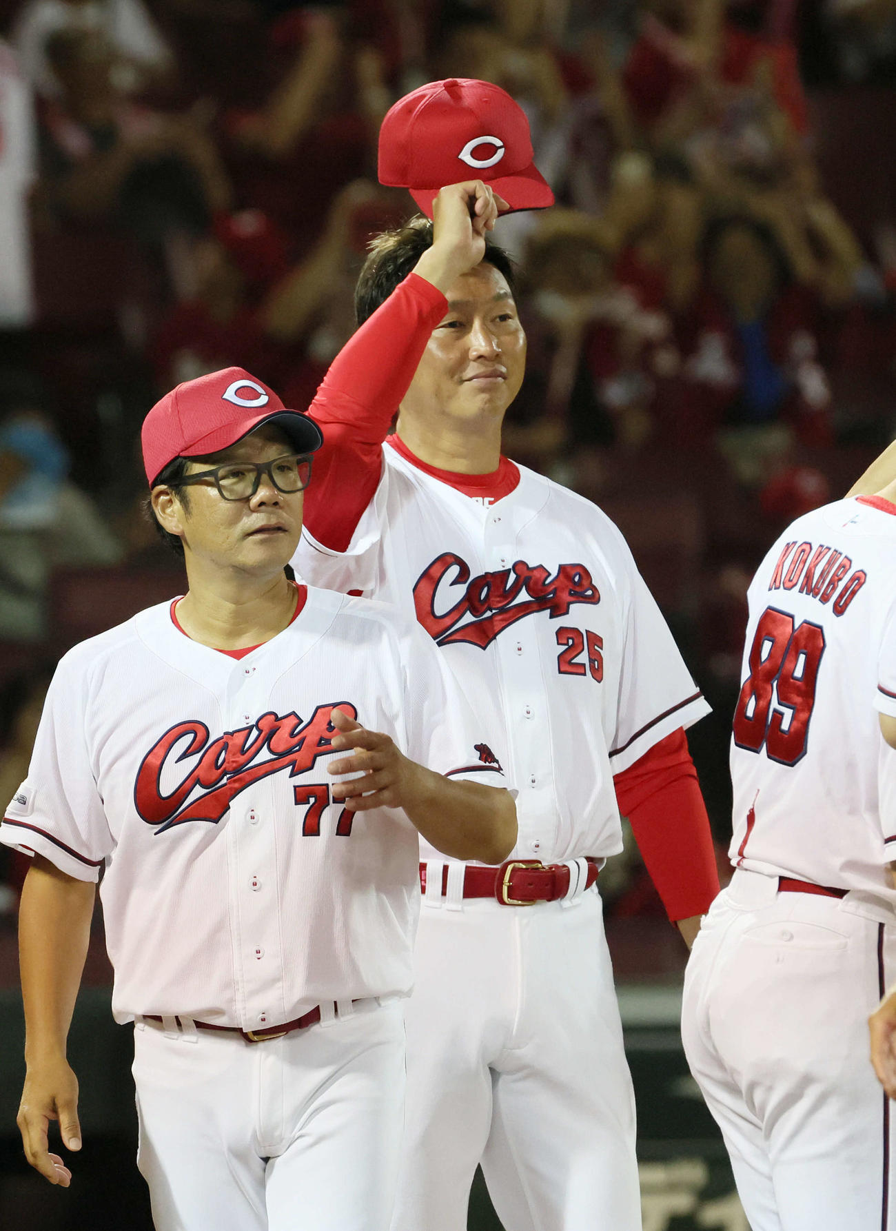 広島対DeNA DeNAに勝ち、ファンの声援に応える新井監督。左は藤井ヘッドコーチ（撮影・加藤孝規）