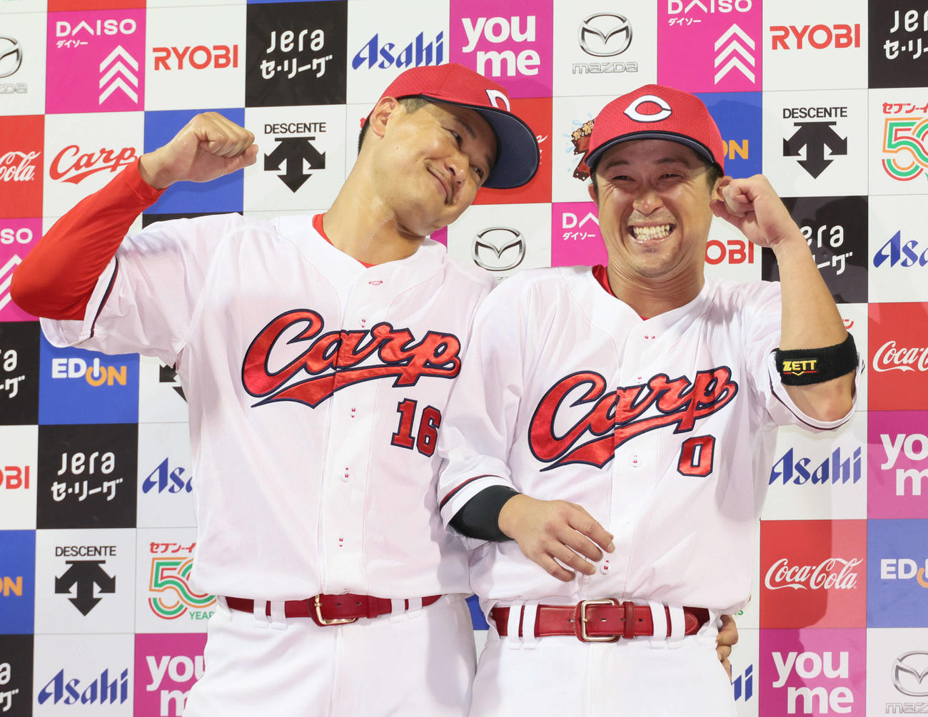 広島対DeNA　お立ち台で勝利を喜ぶ広島森（左）と上本（撮影・加藤孝規）