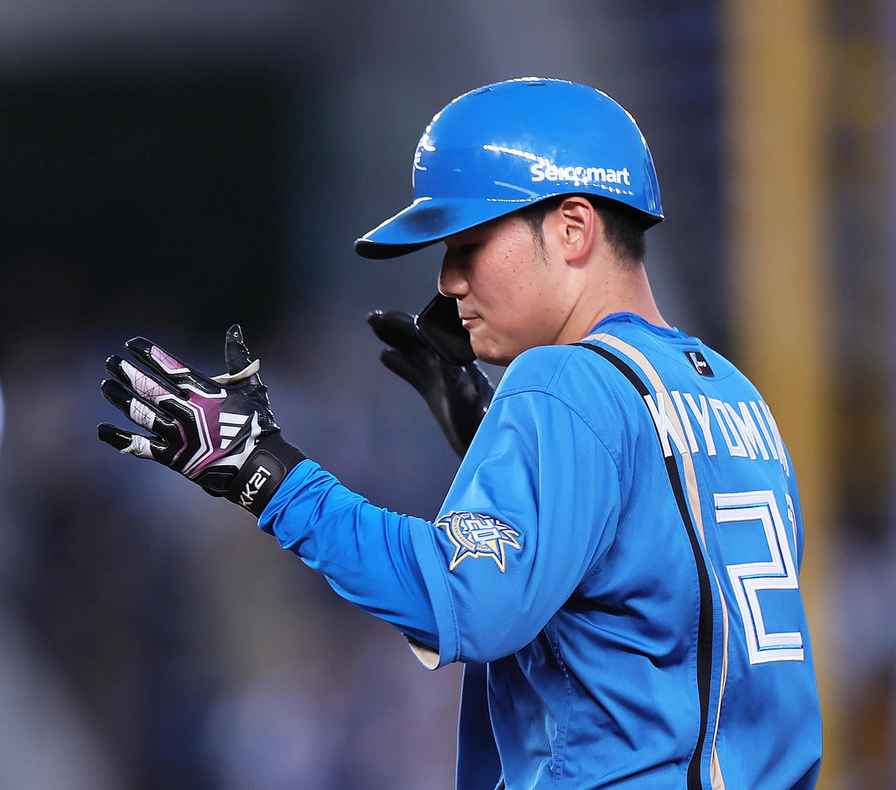 ロッテ対日本ハム　3回表日本ハム1死一、三塁、清宮は中前適時打を放ち手をたたく（撮影・足立雅史）