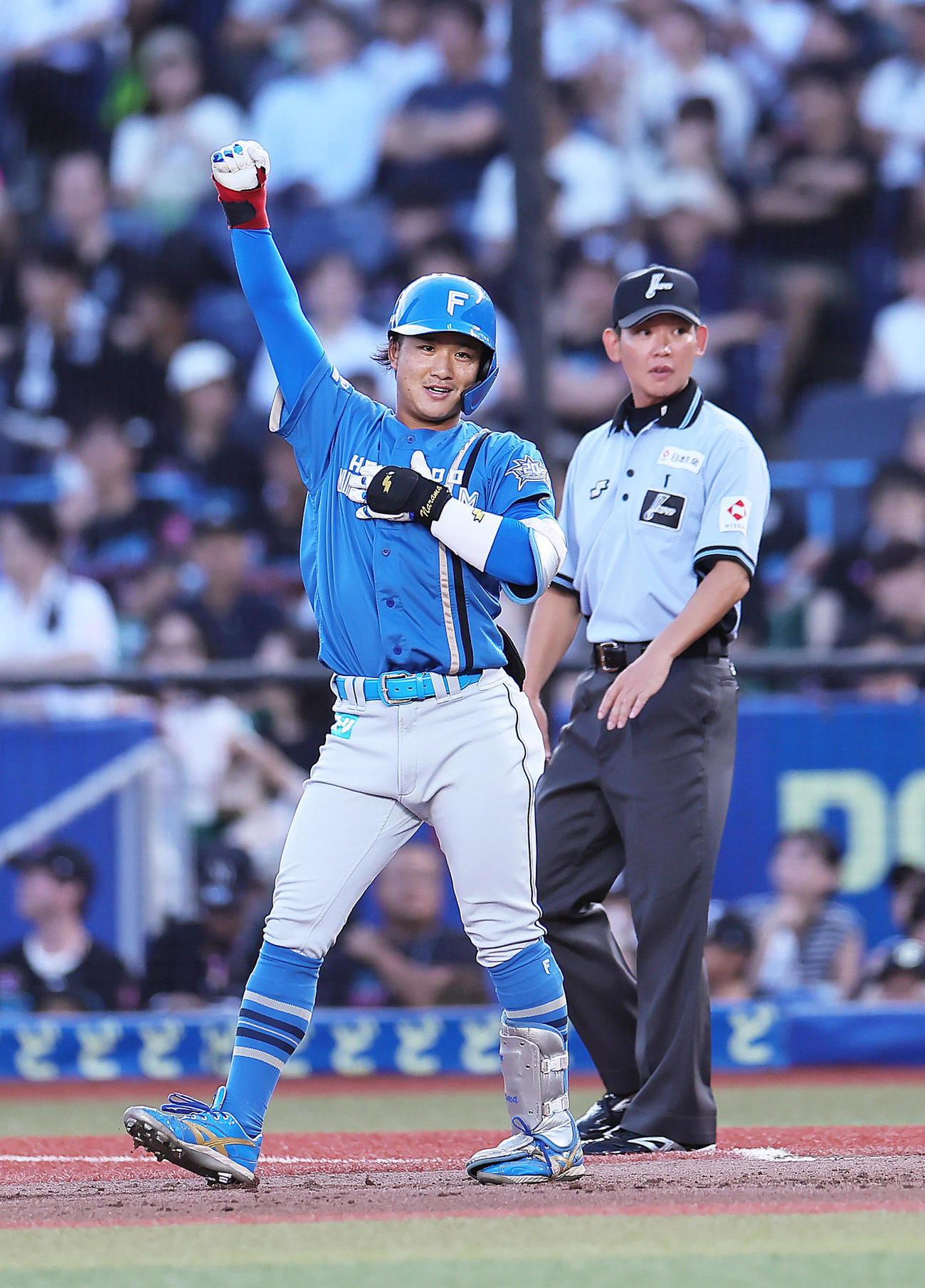 ロッテ対日本ハム　2回表日本ハム2死二塁、奈良間は右前適時打を放ちガッツポーズ（撮影・足立雅史）