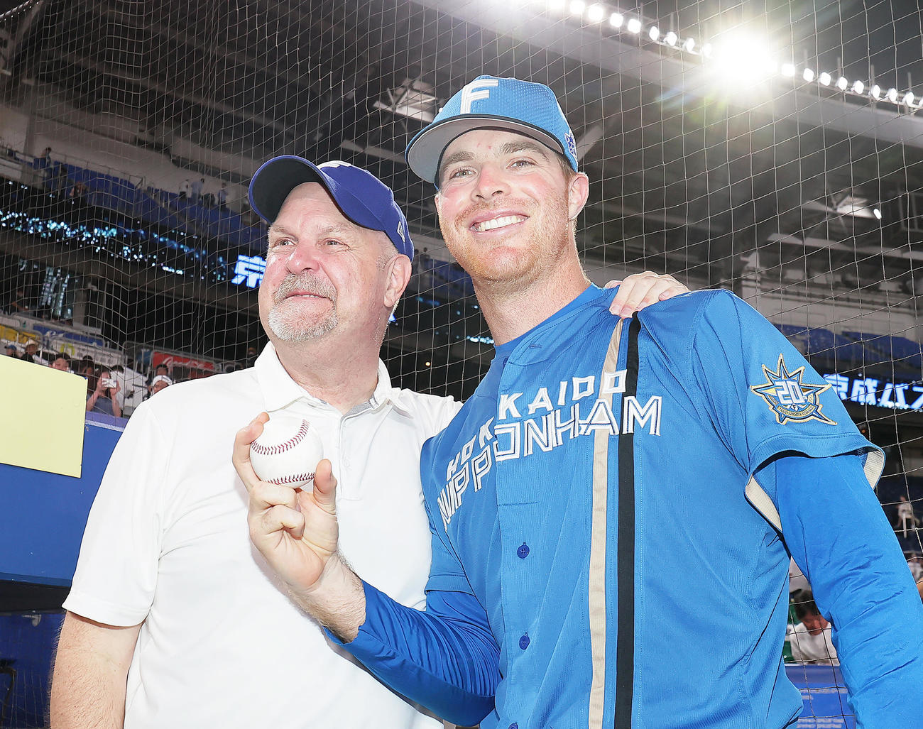 ロッテ対日本ハム　来日初勝利の日本ハムのマーベル（右）は父ジョンさんと笑顔で記念撮影（撮影・足立雅史）