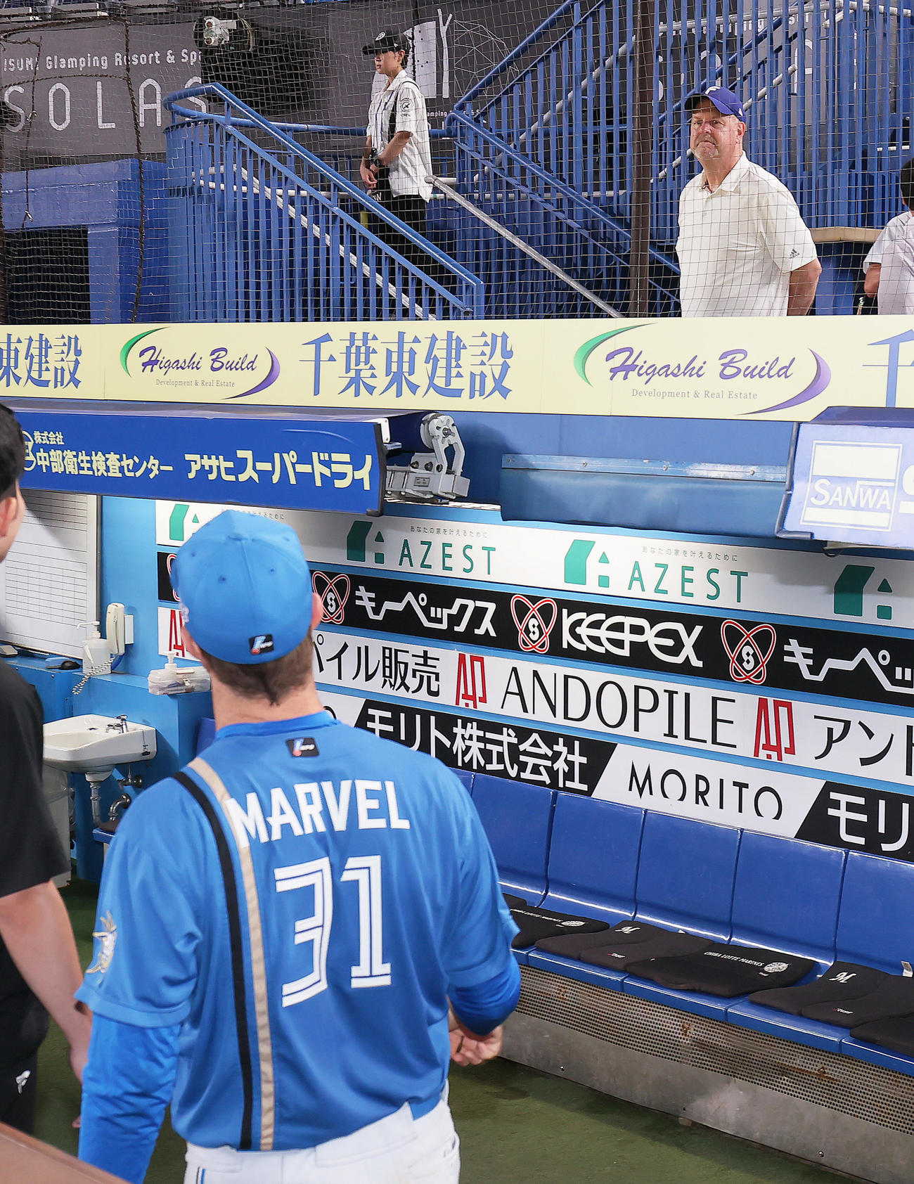 ロッテ対日本ハム　スタンドから日本ハムのマーベル（下）の来日初勝利を見届けた父ジョンさん（撮影・足立雅史）