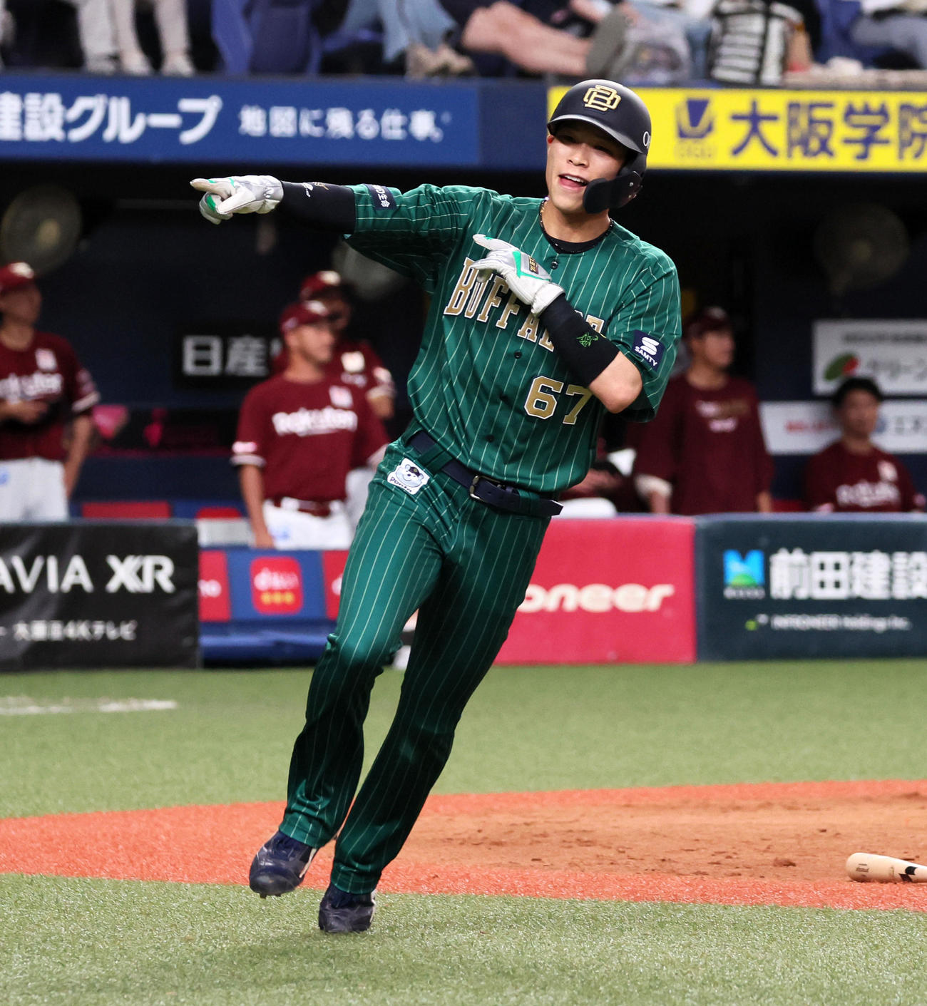 オリックス対楽天　9回裏オリックス2死満塁、茶野の中前適時打で生還した三塁走者中川圭（撮影・加藤哉）