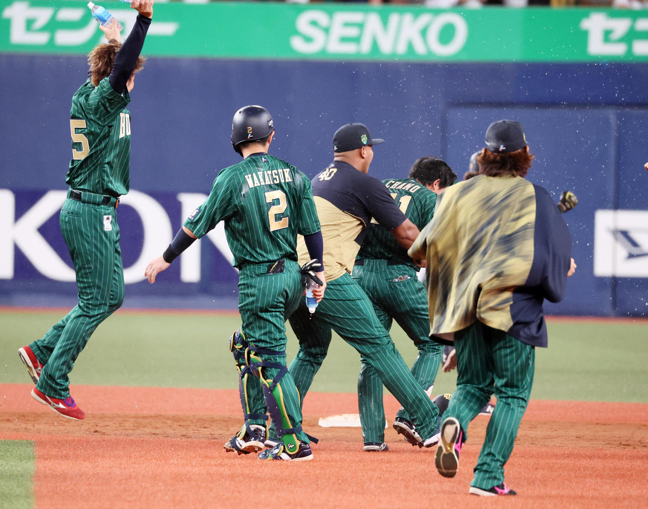 オリックス対楽天　9回裏オリックス2死満塁、茶野はサヨナラ中前適時打を放ちセデーニョに後方から抱きつかれる（撮影・加藤哉）