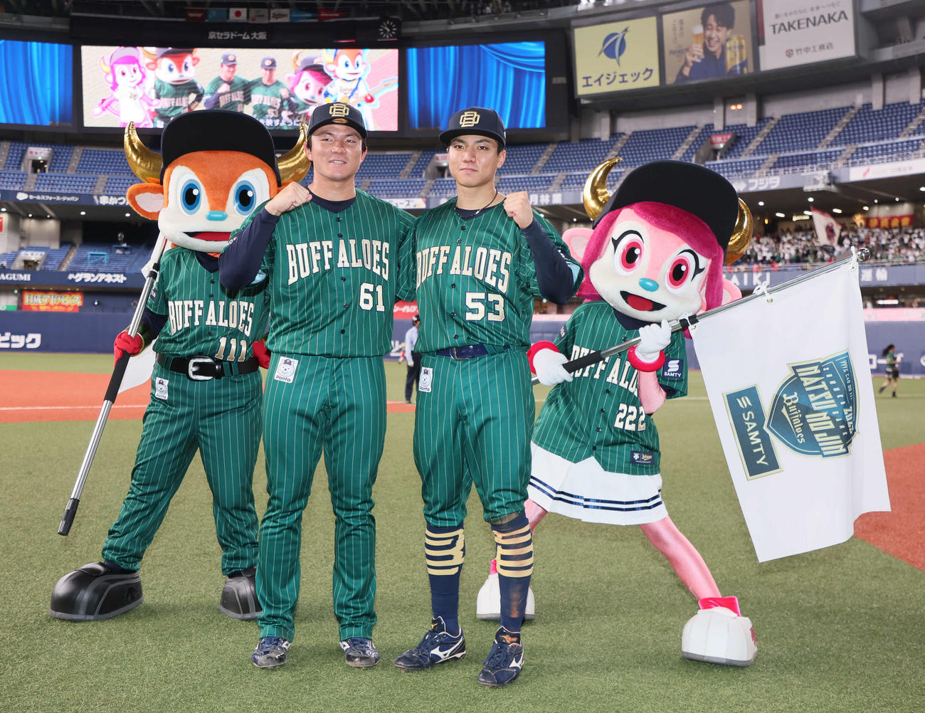 オリックス対楽天　サヨナラ安打を放った茶野（左）と3安打の宜保は揃って写真に納まる（撮影・加藤哉）