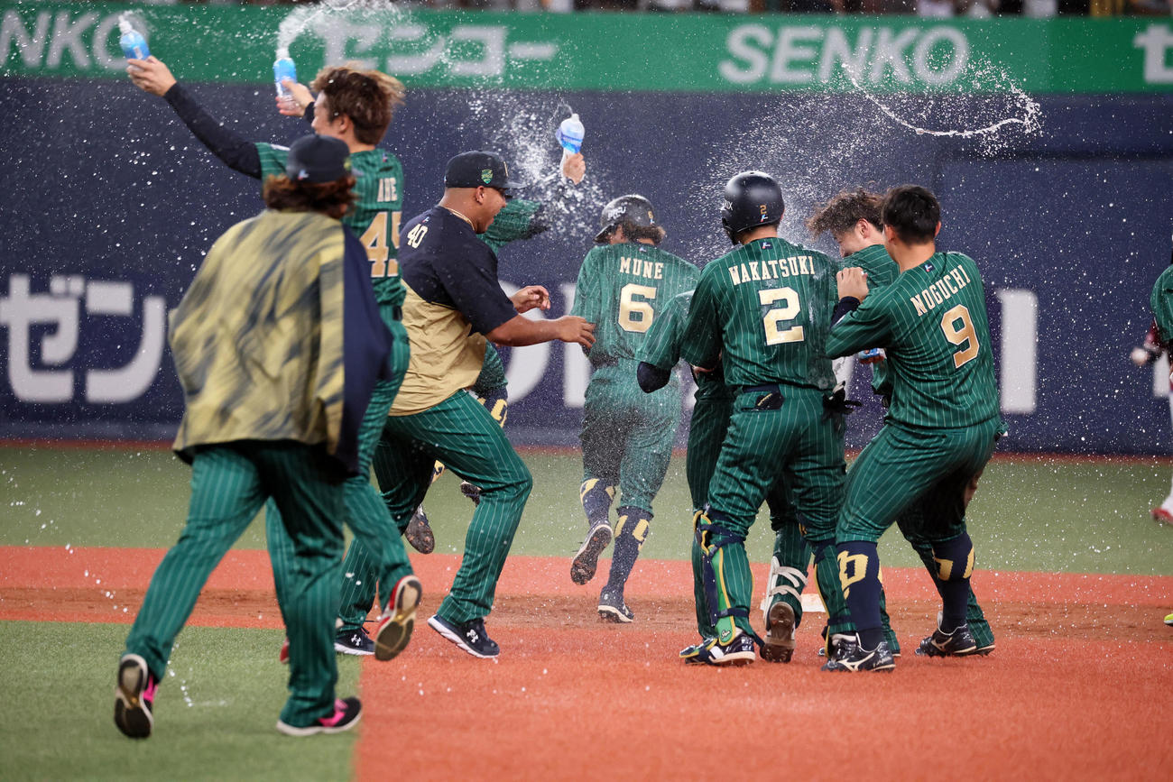 オリックス対楽天　9回裏オリックス2死満塁、茶野のサヨナラ中前打適時打で水をかけあう選手たち（撮影・加藤哉）