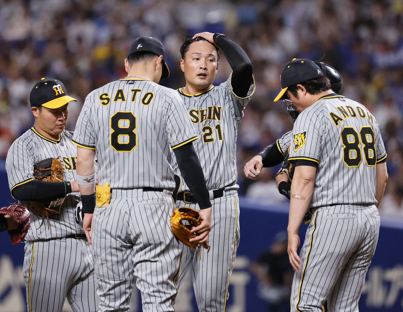 中日対阪神　5回表中日無死二塁、岡林に勝ち越しの適時二塁打を許し、マウンドで汗をぬぐう阪神秋山（中央）（撮影・藤尾明華）