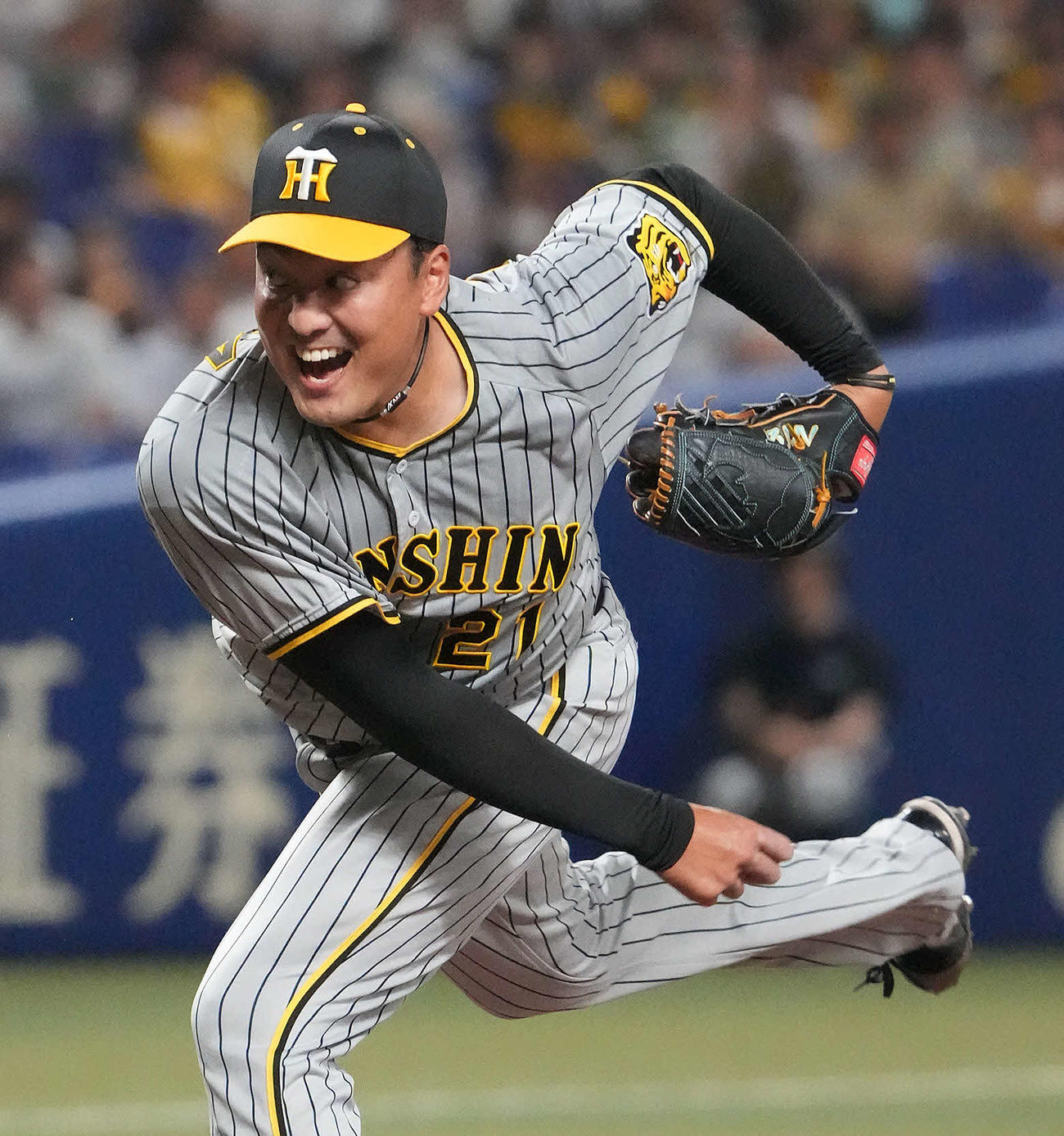 中日対阪神　1回裏、気合の入った表情で投げ込む阪神先発の秋山（撮影・森本幸一）