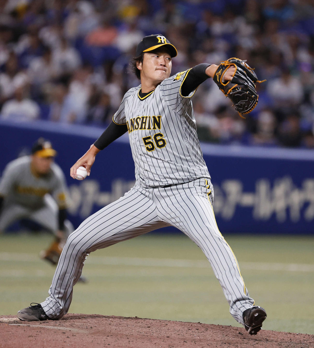 中日対阪神　8回、4番手で登板した阪神小林（撮影・藤尾明華）