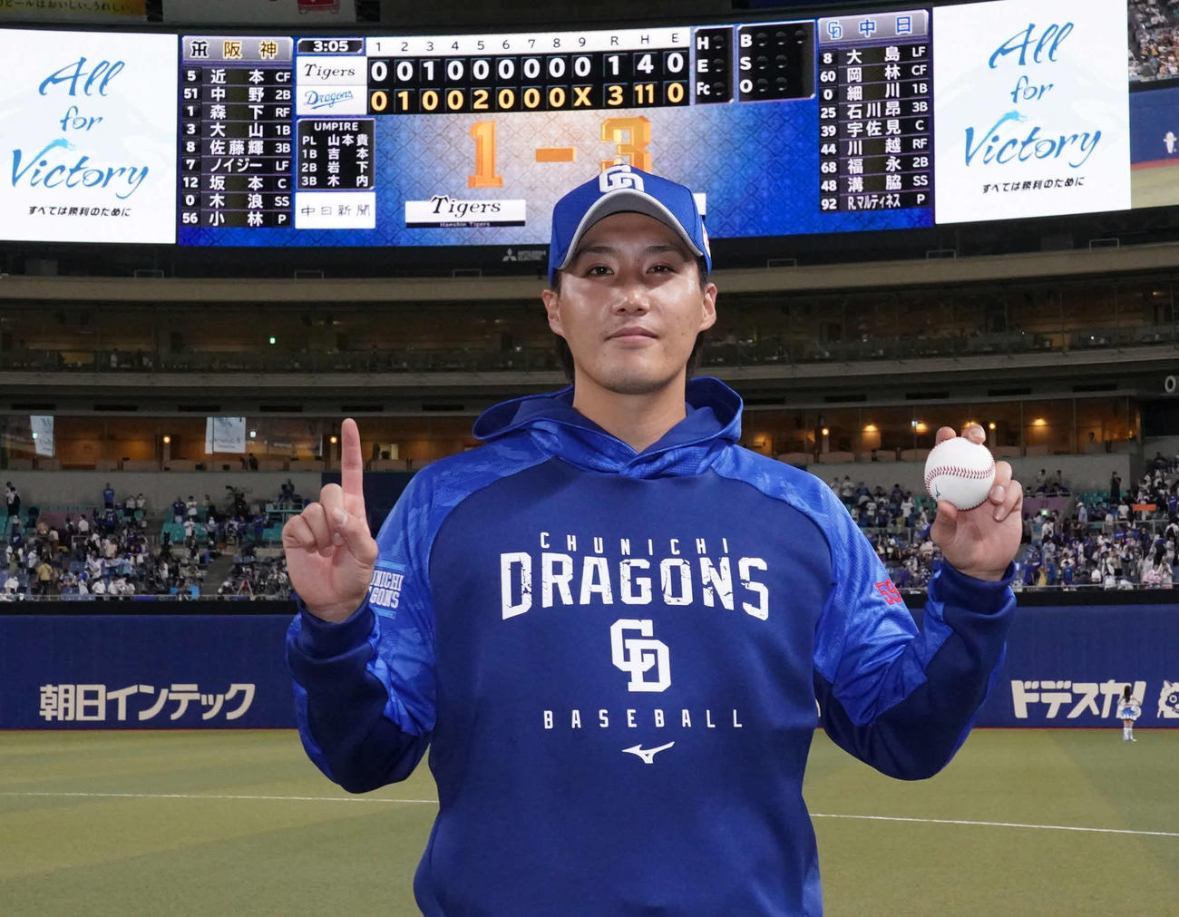 中日対阪神　移籍後初勝利を飾りポーズを決める中日斎藤（撮影・森本幸一）