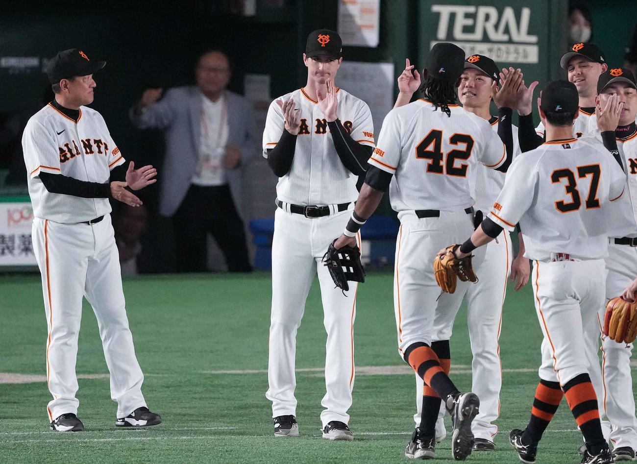 巨人対ヤクルト　ヤクルトに快勝し、ナインを迎える巨人グリフィン（中央）。左は原監督（撮影・鈴木みどり）