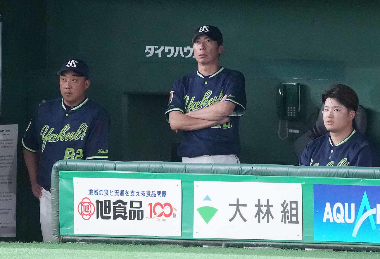 巨人対ヤクルト　ベンチで腕を組むヤクルト高津監督（中央）。右は村上（撮影・鈴木みどり）
