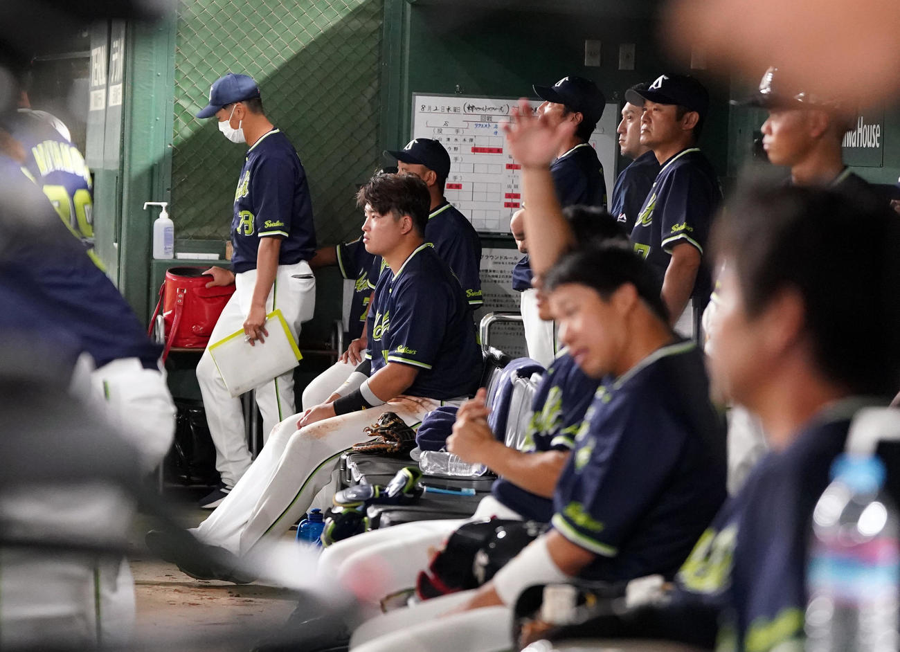 巨人対ヤクルト　9回表、浮かない表情の村上（中央）らヤクルトベンチ（撮影・狩俣裕三）
