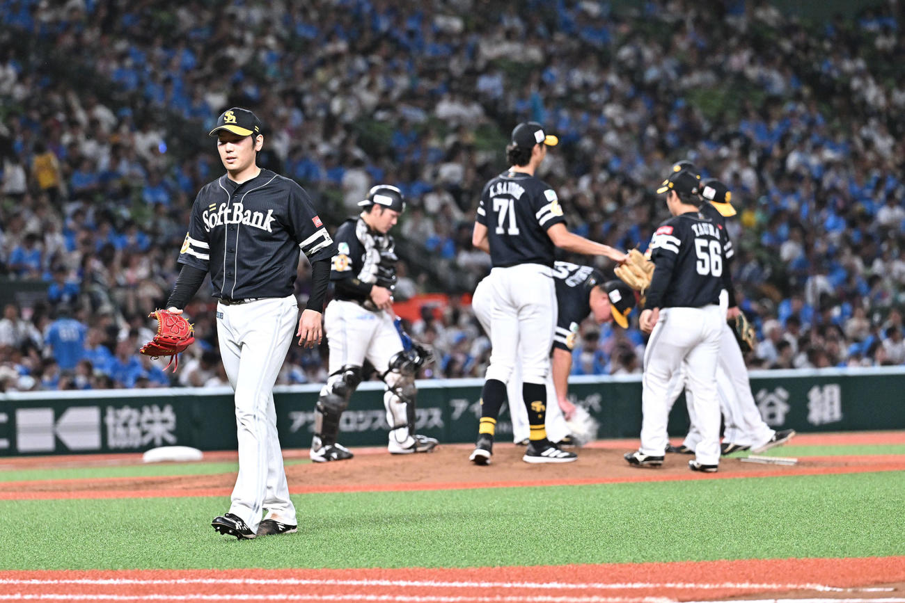 西武対ソフトバンク　7回裏、降板しベンチへ引き揚げるソフトバンク先発の石川（手前）（撮影・滝沢徹郎）