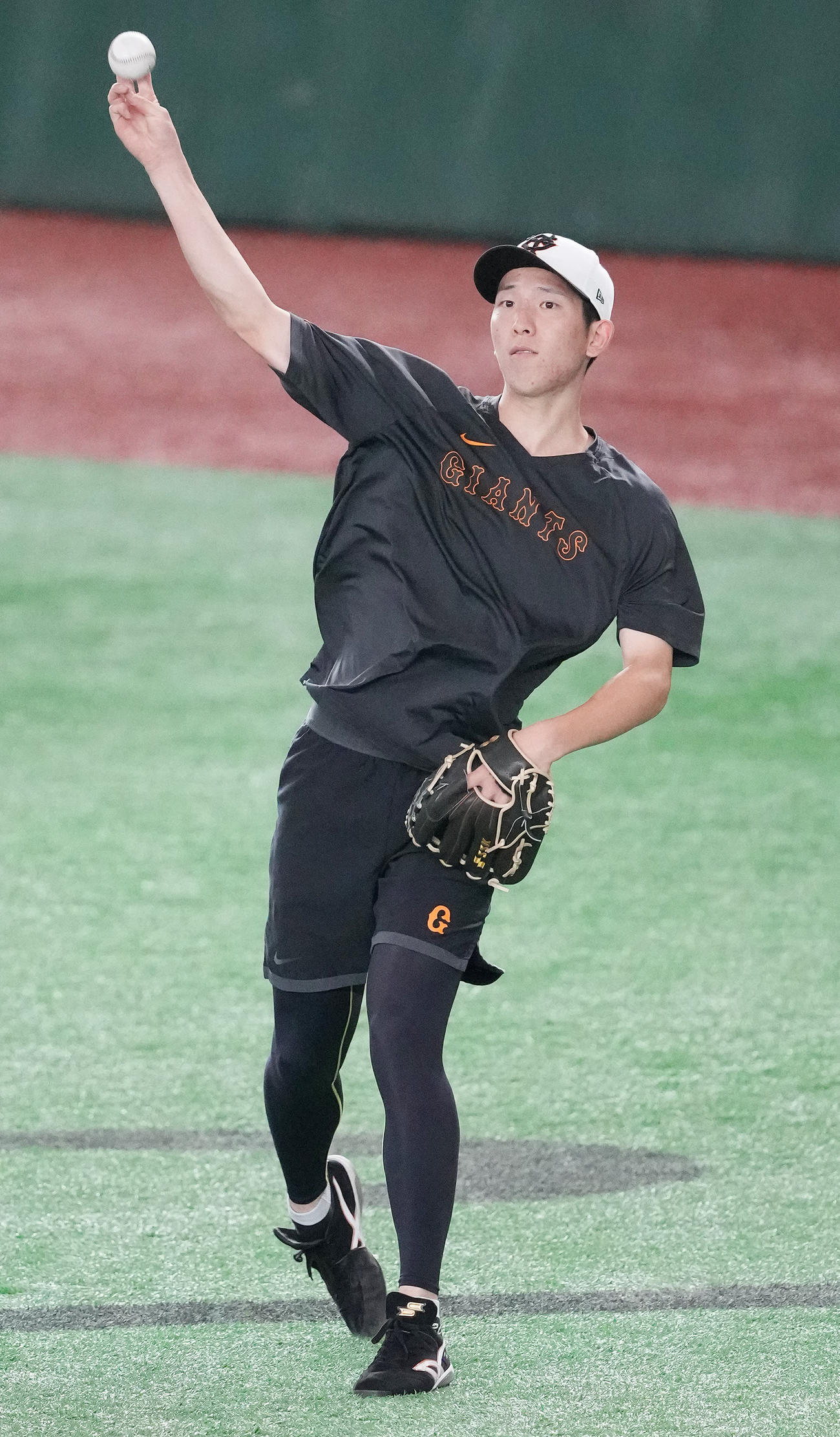 試合前練習でキャッチボールする巨人戸郷（撮影・鈴木みどり）