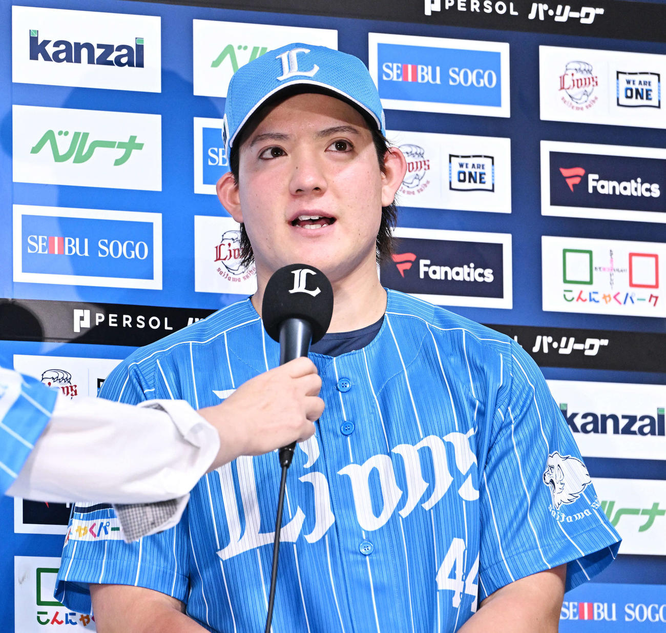 西武対ソフトバンク　完封勝ちしヒーローインタビューを受ける西武与座（撮影・滝沢徹郎）