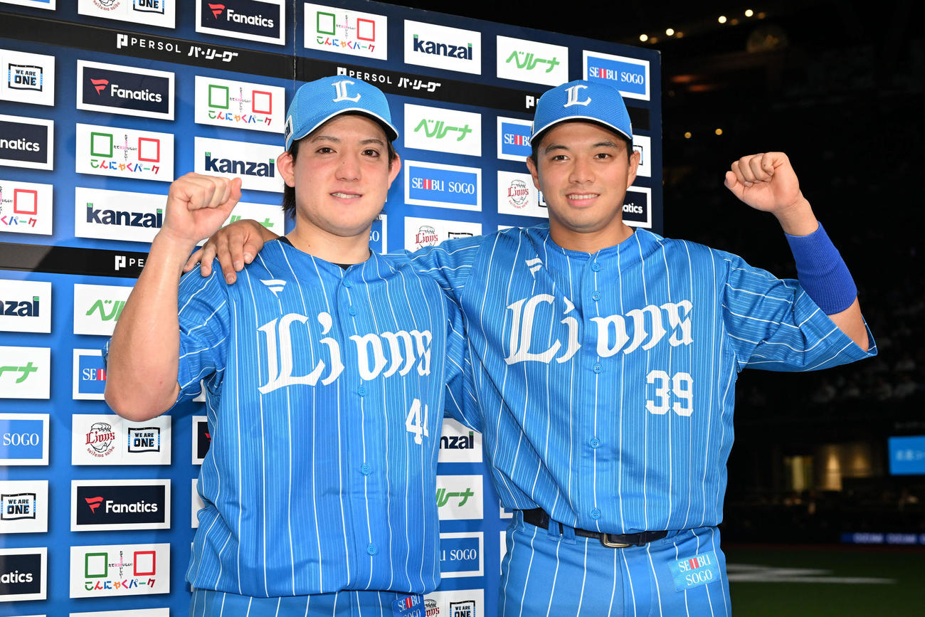 西武対ソフトバンク　ヒーローインタビューを終えポーズを決める西武与座（左）と呉（撮影・滝沢徹郎）