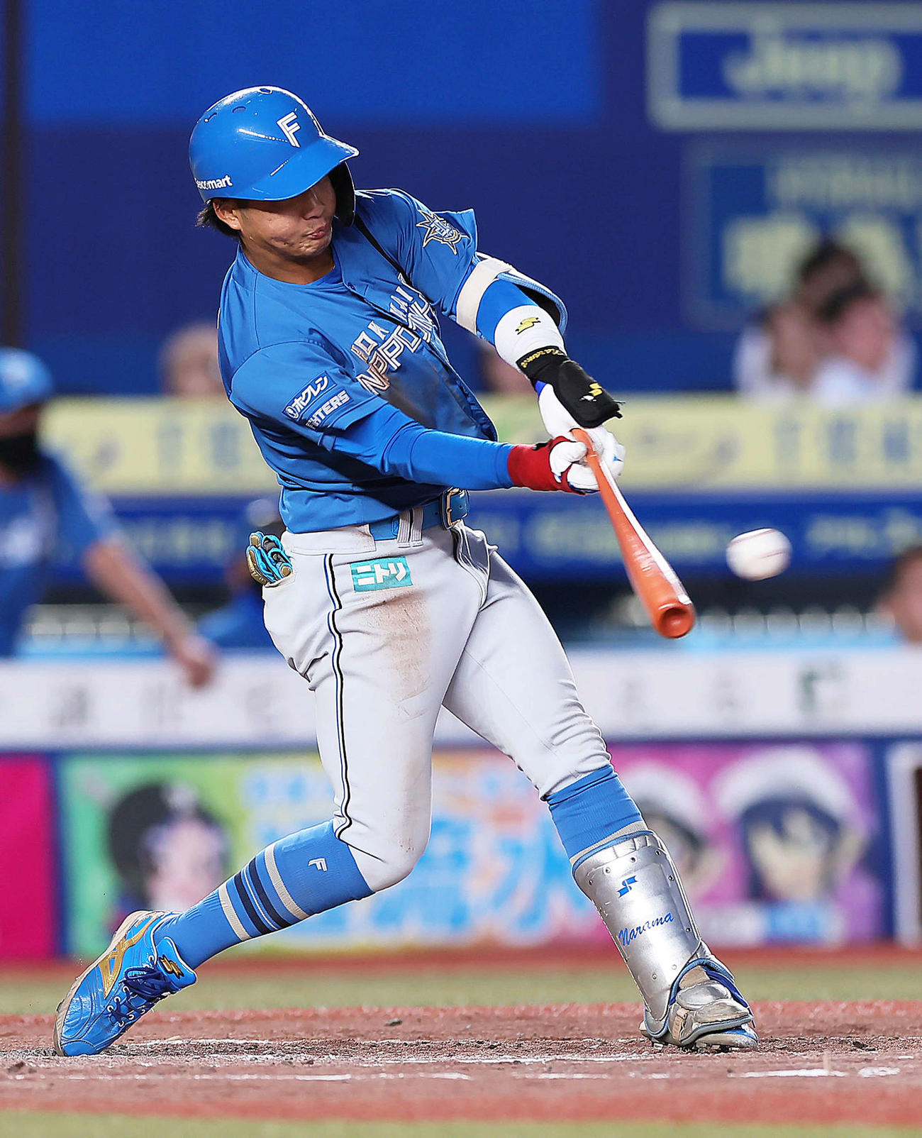 ロッテ対日本ハム　3回裏日本ハム1死満塁、奈良間は左前適時打を放つ（撮影・足立雅史）