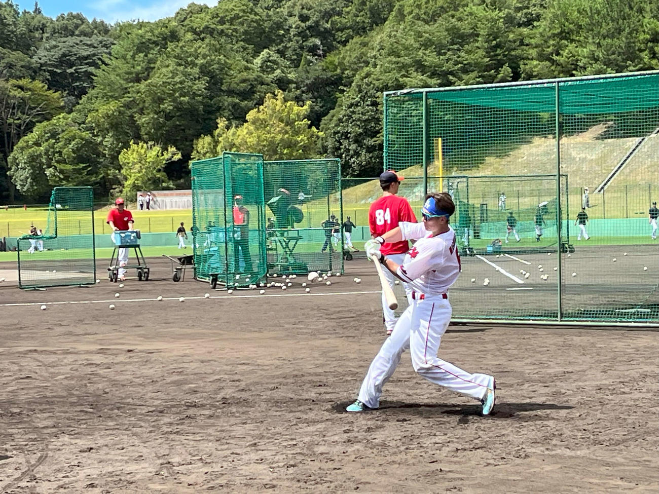 右脇腹肉離れから2軍練習に参加してロングティーする広島西川龍馬外野手（撮影・前原淳）＝2023年8月3日、由宇練習場