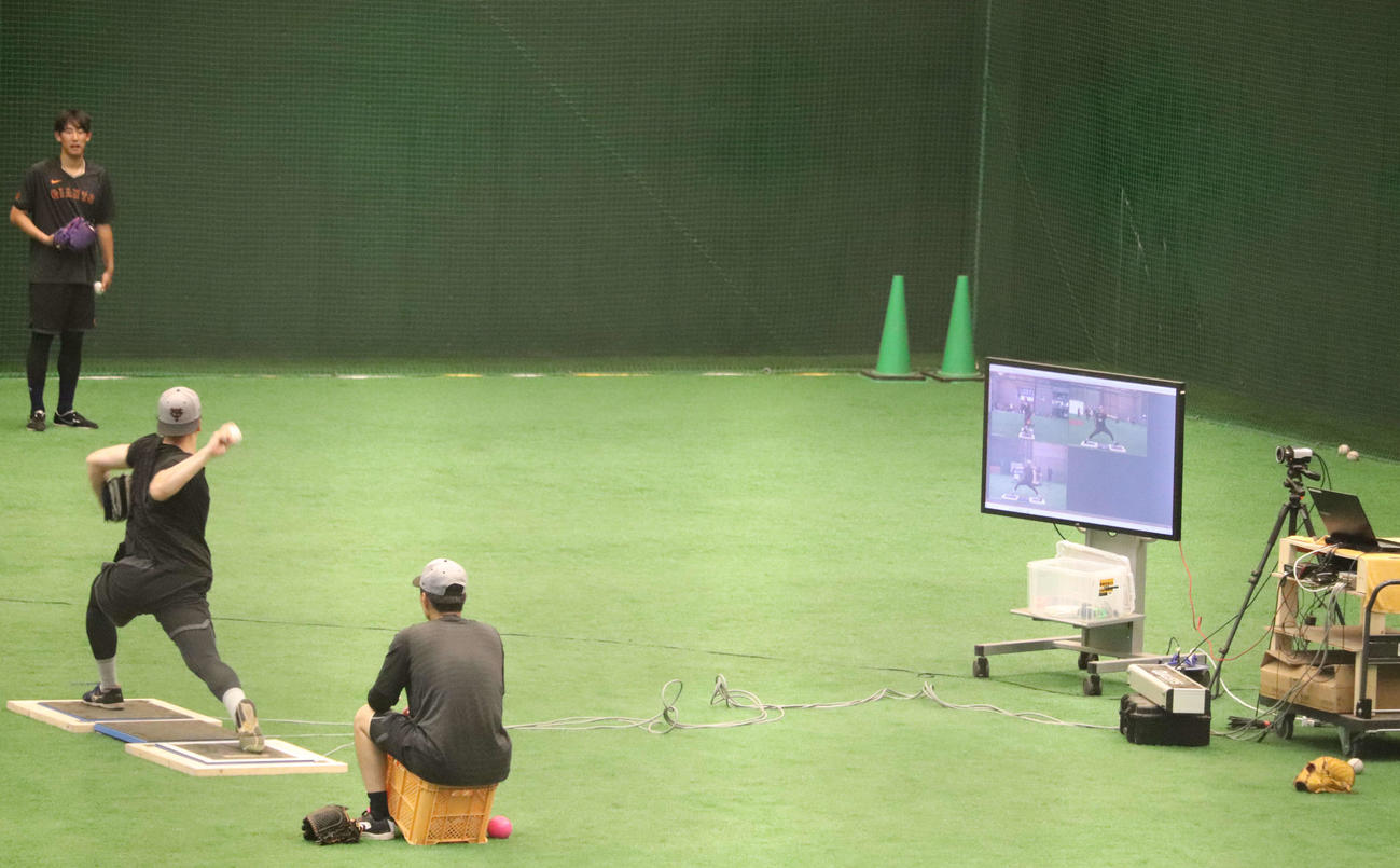 ジャイアンツ球場で投球フォームをモニターでチェックする巨人大勢（撮影・小早川宗一郎）