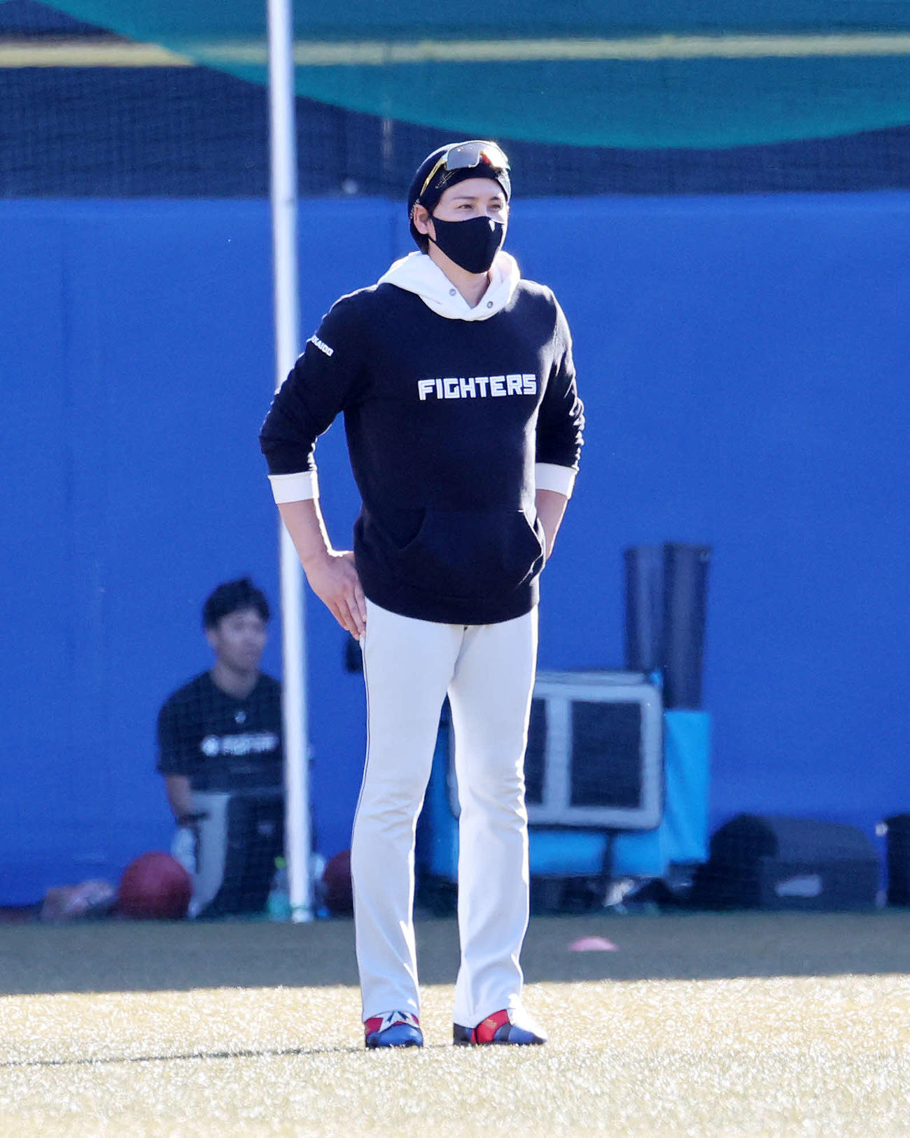 ロッテ対日本ハム　練習を見る日本ハム新庄監督（撮影・鈴木正人）